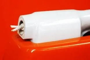 キールの上部に差し込んだ、ひも付きの固定用ピン