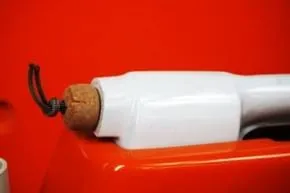 キールの上部にはめた、ひも付きのコルクの栓
