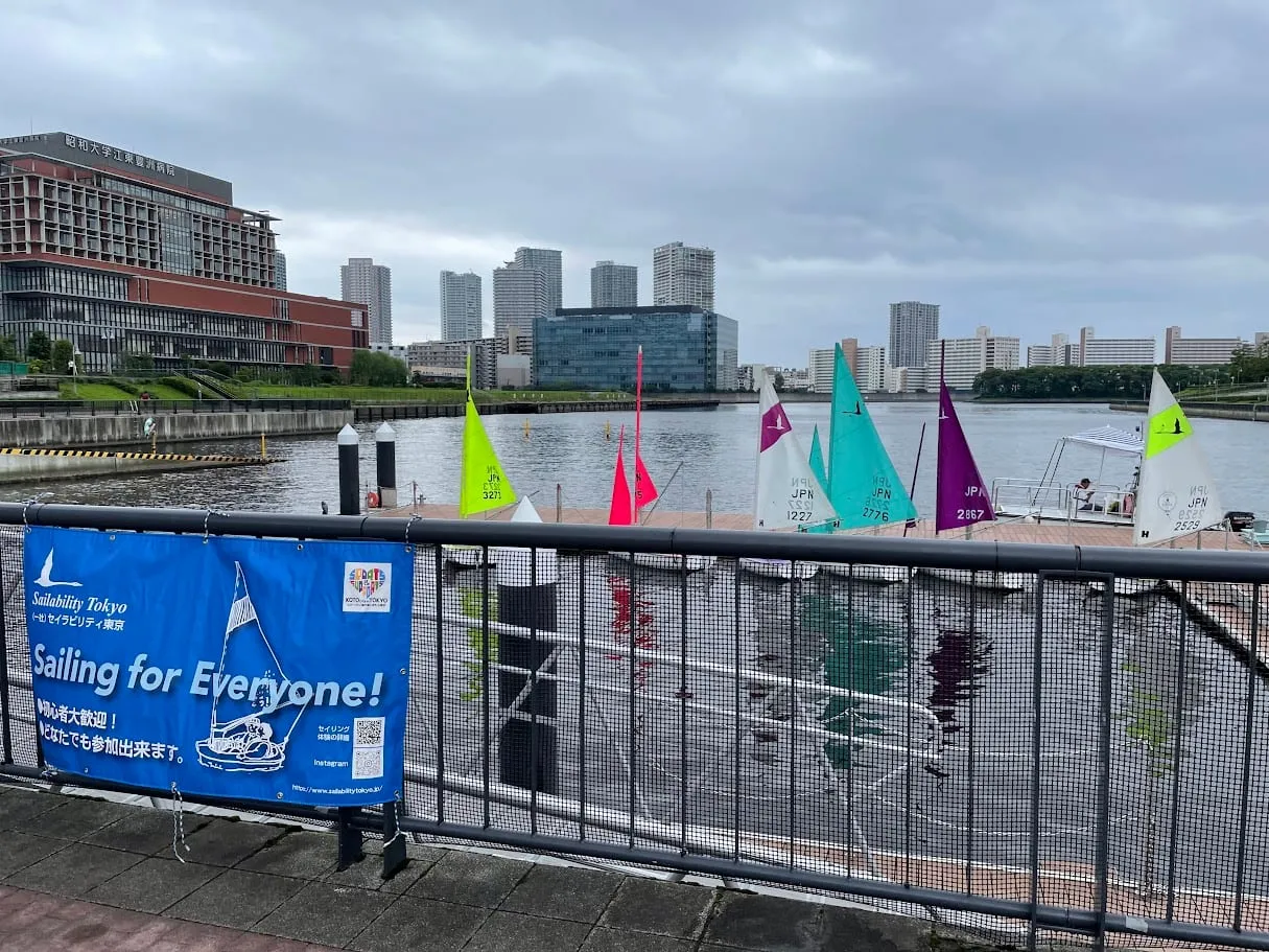 豊洲ぐるり公園乗船場と「Sailing for Everyone!」の横断幕、奥に並ぶハンザ