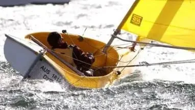 黄色いセールのハンザで、白波の立つ海を走るセーラー